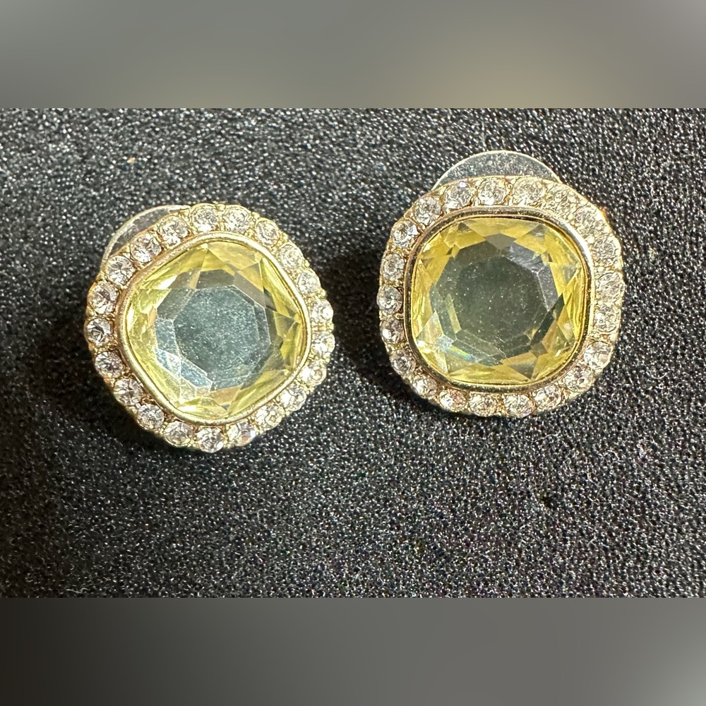 Cubic zirconia and light yellow stud earrings